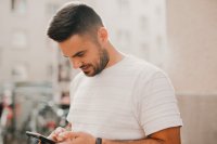 De beste manieren voor een man om een smartphone te dragen