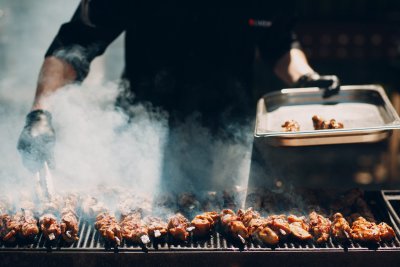 Waarom staan mannen altijd bij de barbecue?